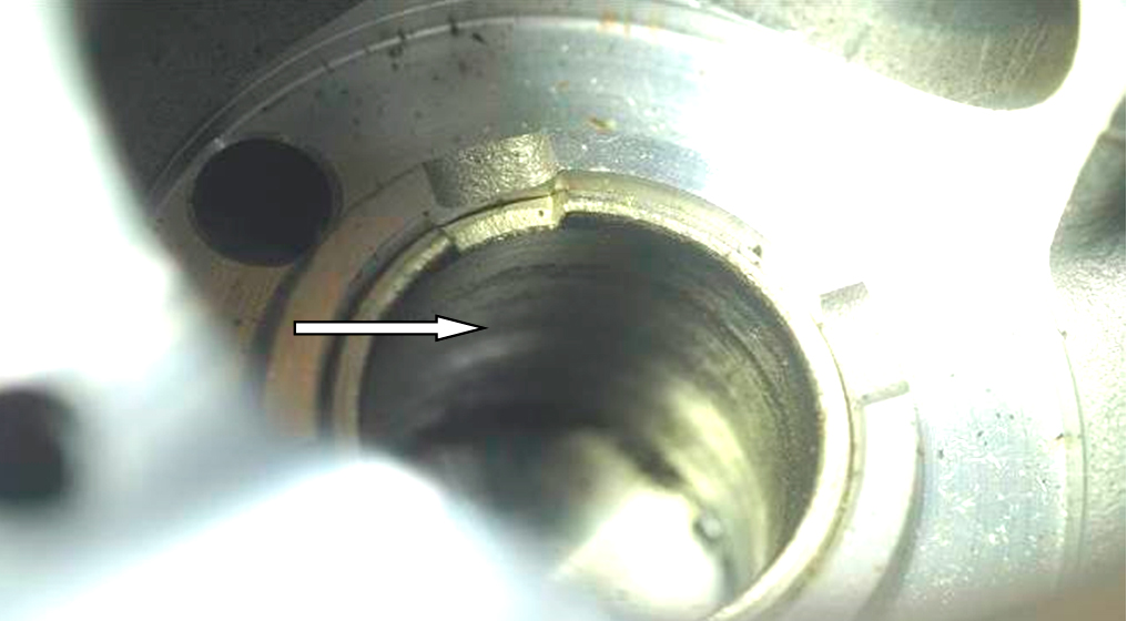 Фото 10. Поверхность контактирования в подшипнике корпуса насоса  имеет износ с задирами и потёртости металла