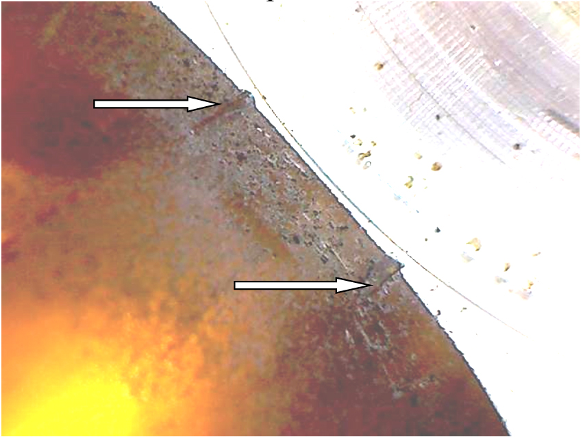 Фото 9. В нижней торцевой части (в колодце)  имеются две глубокие царапины длиной около 5 мм. Вид через микроскоп – увеличение в 10 раз