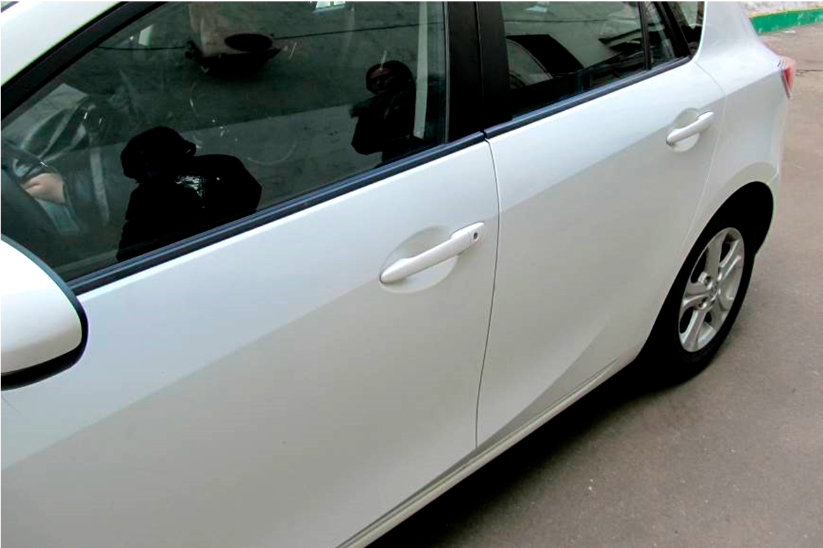 Фото 1. Общий вид левой передней и правой двери автомобиля. Показан визуально определяемый разнотон цвета (передняя дверь имеет более темный тон по отношению к задней двери).