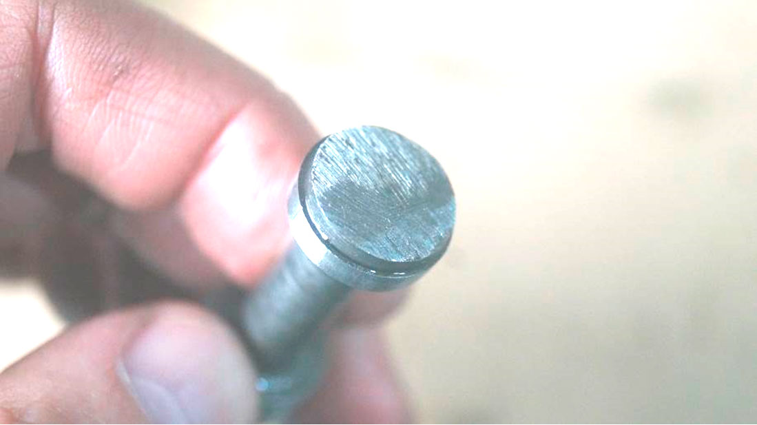 Фото 13. Срез металла неровной формы  на опорной части плунжера клапана