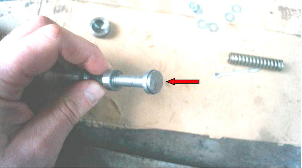 Фото 10. Опорная часть плунжера клапана имеет механические повреждения в виде среза металла неровной формы (показан красной стрелкой)
