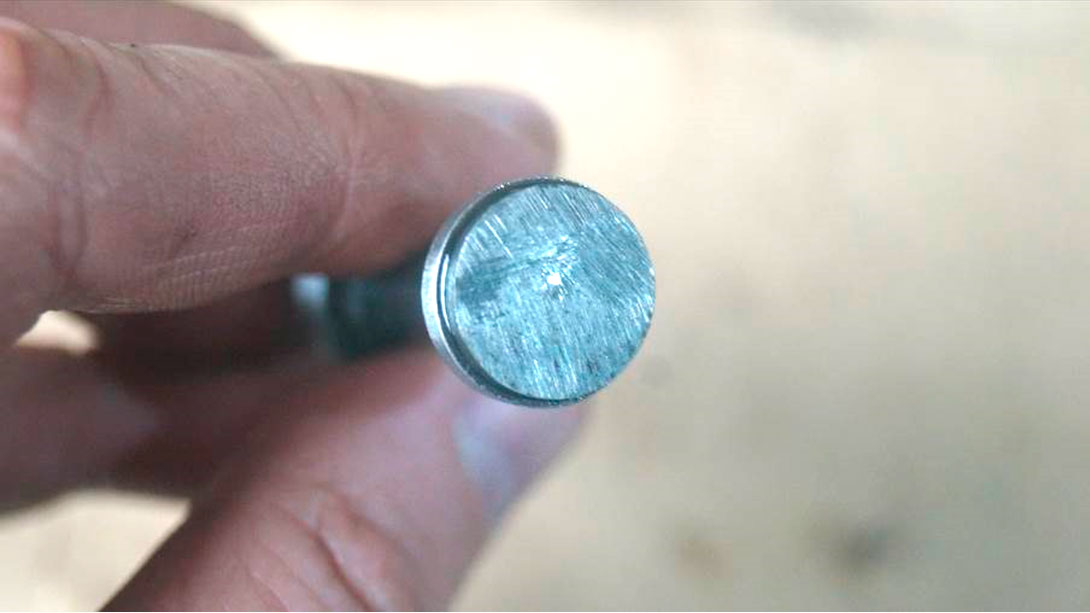 Фото 11. Срез металла неровной формы  на опорной части плунжера клапана