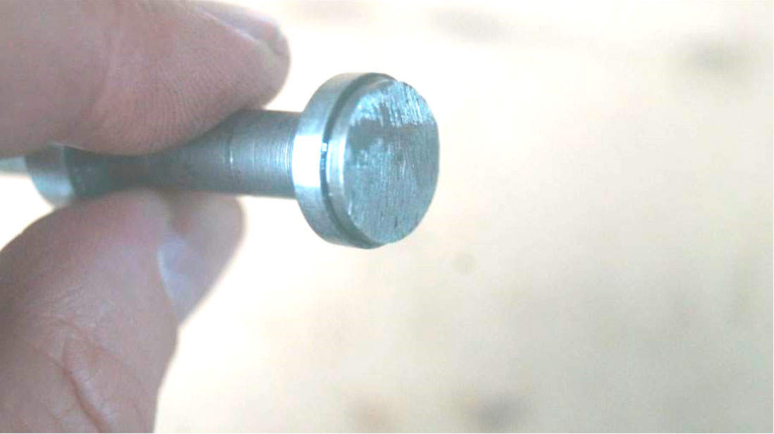 Фото 12. Срез металла неровной формы  на опорной части плунжера клапана