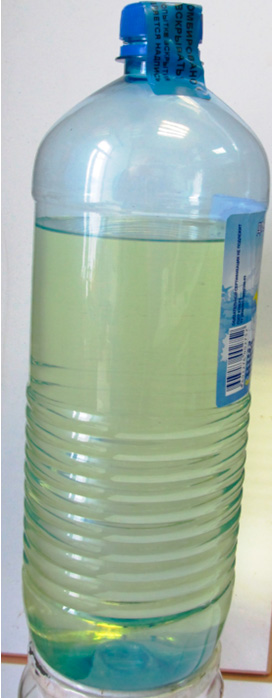Фото 1. Общий вид бутылки с жидкостью.