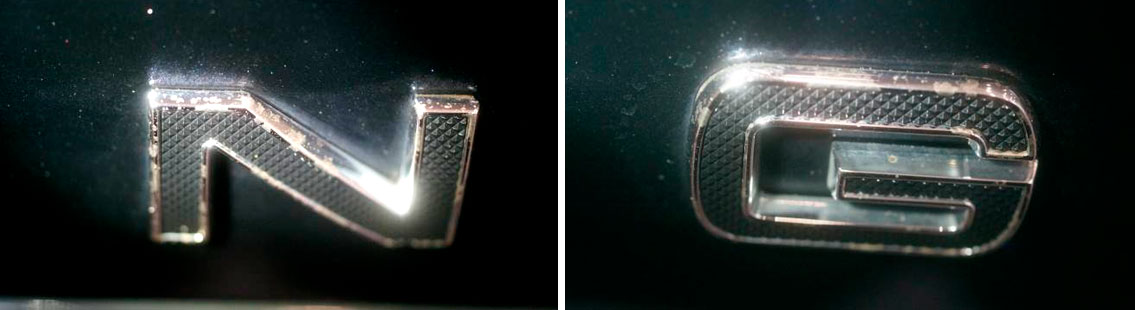 Фото 20-21. Общий вид типичных повреждений в виде наличия следов потускнения (уменьшения эффекта «зеркальности») и коррозионных повреждений на хромированных буквах Range Rover на задней (пятой) двери.