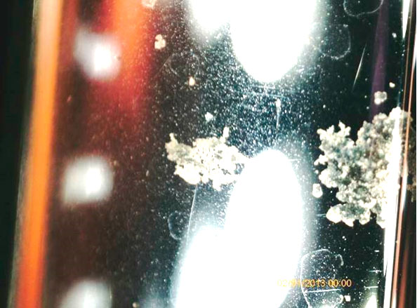 Фото 30. Общий вид типичных коррозионных повреждений на хромированных решетках передних дверей в поле зрения портативного цифрового микроскопа.