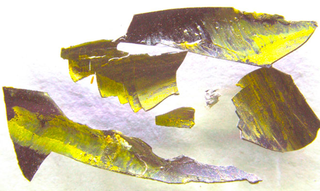 Фото 3. Наслоения вещества желтого цвета на верхней поверхности лакового слоя ЛКП 
правой части металлического усилителя заднего бампера автомобиля «БМВ» (увеличение 20х).