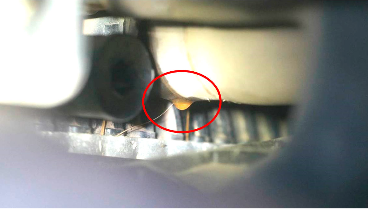 Фото 37. Течь охлаждающей жидкости в виде каплепадения с верхнего шланга   радиатора (показано в красном круге).