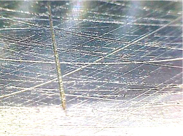 Фото 9. В верхней части цилиндров зафиксированы единичные царапины (вид через микроскоп - увеличение в 20 раз).