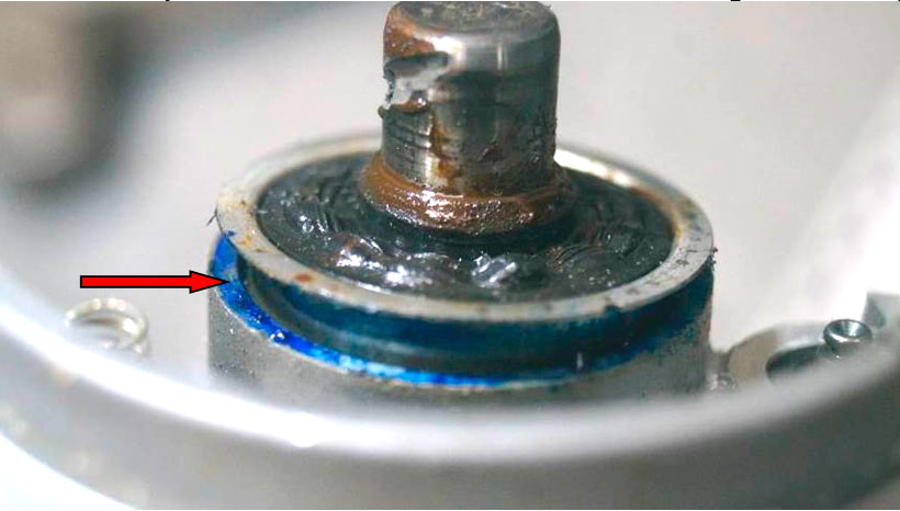 Фото 15. Уплотнитель насоса  отсоединён от его корпуса. Между ними вещество синего цвета (показано красной стрелкой).