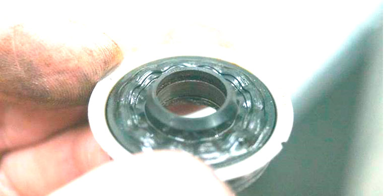 Фото 27. Внутри отверстия установлено металлическое кольцо.