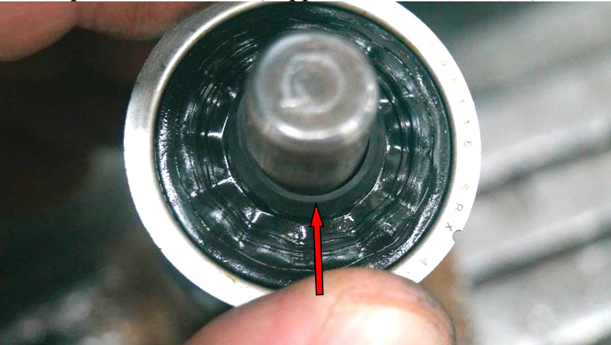 Фото 29. При установки уплотнителя (отмытого) на вал насоса зафиксирован зазор между ними (показано красной стрелкой)).