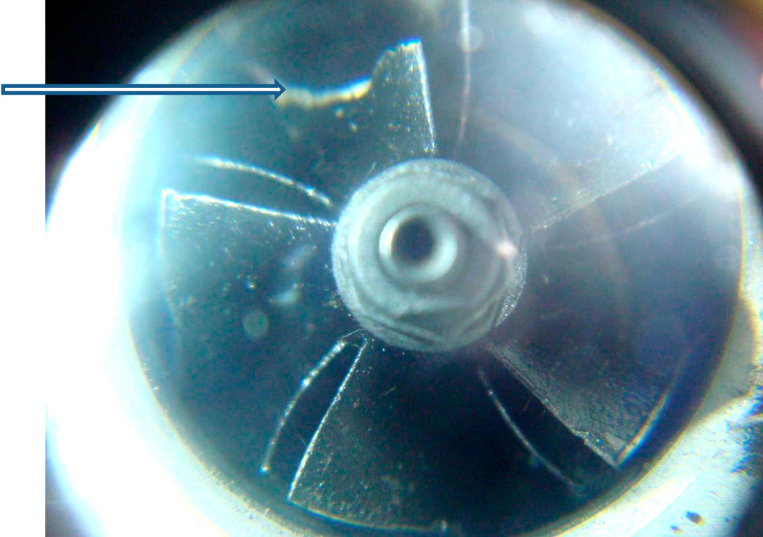 Фото 9. Механическое повреждение лопатки  крыльчатки вала  в компрессорной части (нагнетателя воздуха) – показано сине-белой стрелкой.
