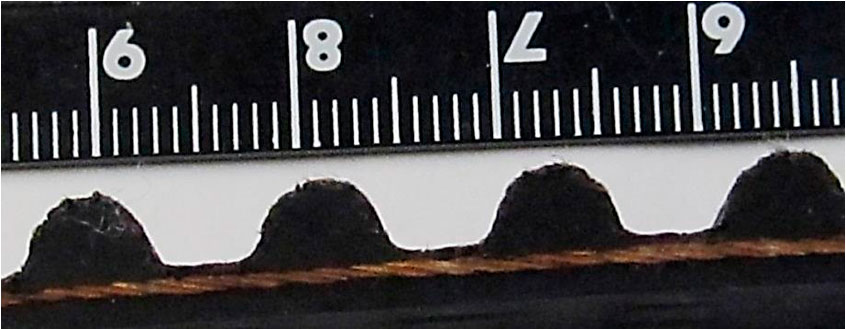 Фото 5.  Внешний вид  зубьев  и корда из переплетенных нитей находящегося между слоями резины  фрагмента разорванного ремня ГРМ