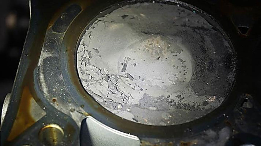 Фото 2. Фрагменты разрушенного катализатора попали в цилиндры двигателя