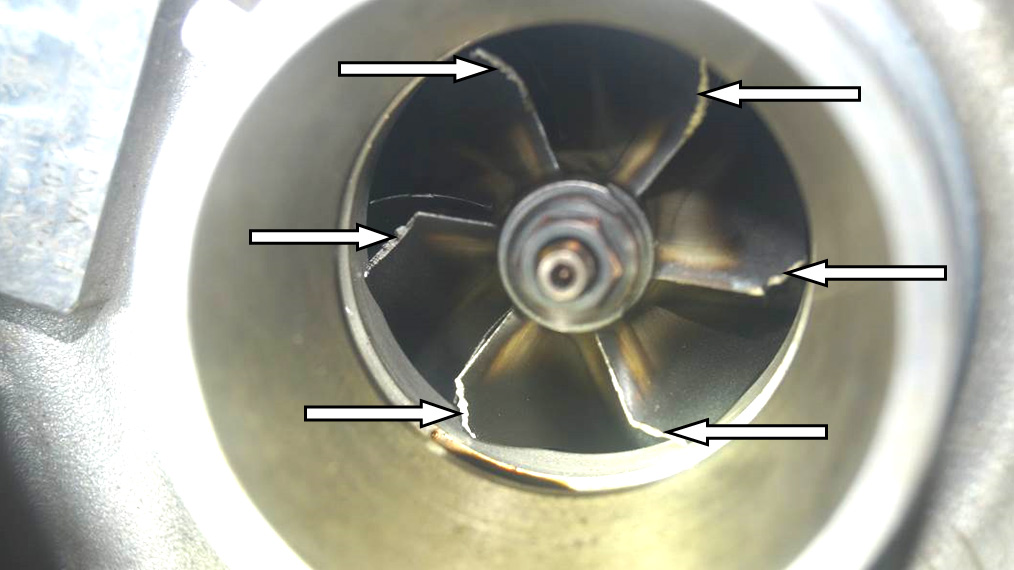 Фото 1. Крыльчатка компрессорной части турбокомпрессора имеет разрушения краёв лопастей