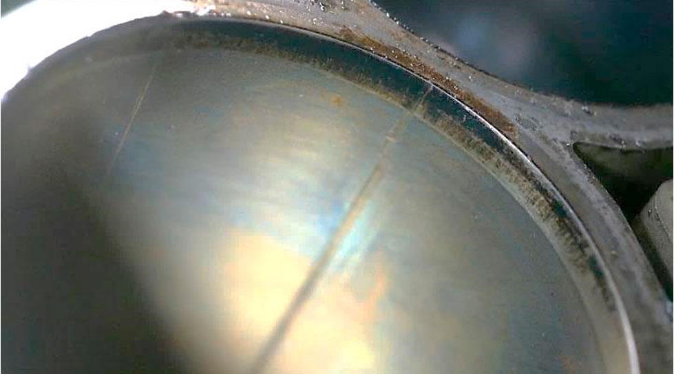 Фото 1. Вертикальный задир в 4-м цилиндре, оставленный от разрушенного маслосъёмного кольца