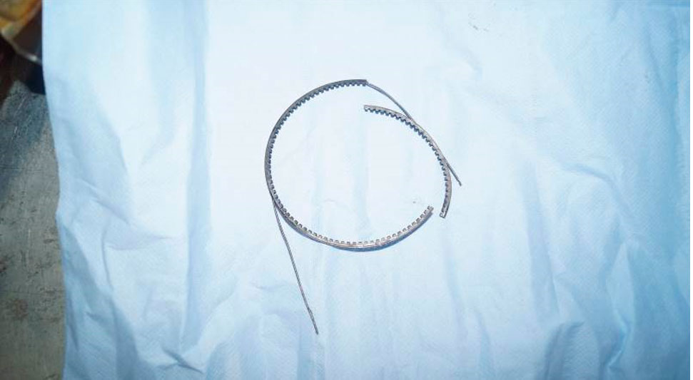 Фото 2. Разрушенное маслосъёмное кольцо