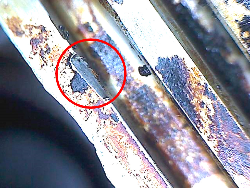 Фото 3. Смятие металла поршня в нижней торцевой части  перемычки и канавки маслосъёмного кольца поршня 4-го цилиндра. 