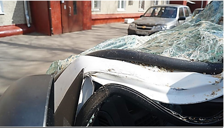 Фото 30. Повреждение передней левой стойки кабины