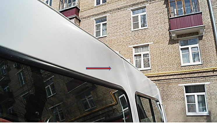 Фото 41. Деформация боковины кузова правой в верхней, средней части (показано красной стрелкой)