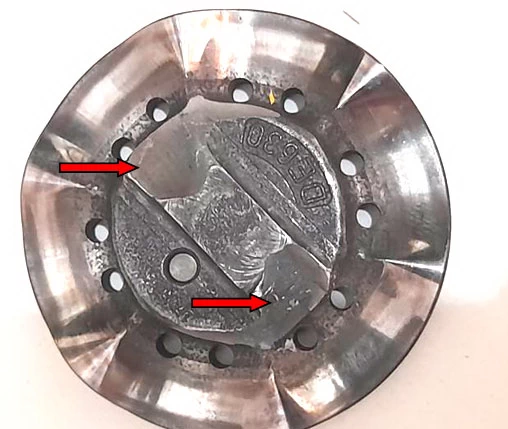 Фото 6. Разрушение выступов на кулачковой шайбе – показано красными стрелками