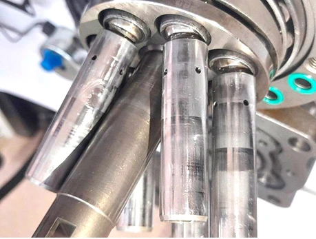 Фото 23. На плунжерах имеются множественные следы в виде потёртости металла