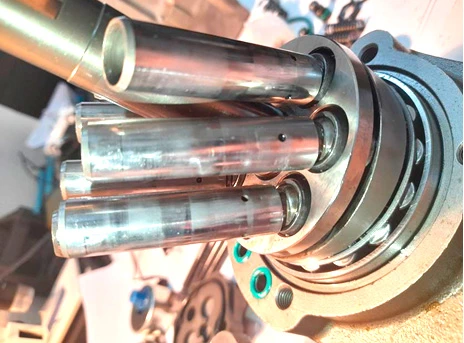 Фото 24. На плунжерах имеются множественные следы в виде потёртости металла