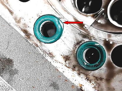 Фото 25. Расслоение материала уплотнителя корпуса насоса – показано красной стрелкой