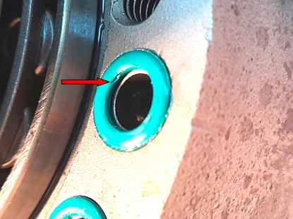 Фото 26. Трещина уплотнителя корпуса насоса – показано красной стрелкой