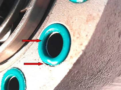 Фото 27. Трещина и смятие уплотнителя корпуса насоса – показано красной стрелкой