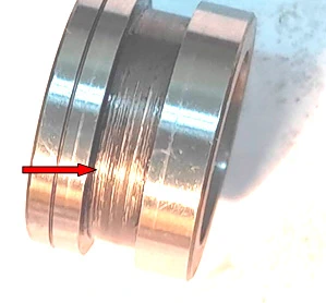 Фото 29. Риски и царапины на металле в месте контакта с вилкой привода – показано красной стрелкой