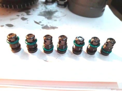 Фото 37. Уплотнители зелёного цвета размещены на клапанах в разных местах