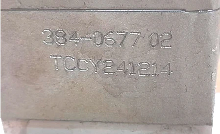 Фото 5. Серийный (каталожный) номер насоса 384-0677 02. Буквы и числа под номером, а именно ТССY241214,  пробиты неровно и разным шрифтом.