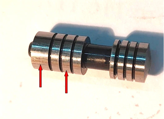 Фото 56. Золотник имеет износ в виде потёртостей, продольных царапин и рисок – показано красными стрелками