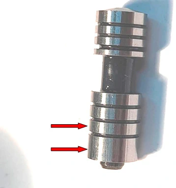 Фото 57. Золотник имеет износ в виде потёртостей, продольных царапин и рисок - показано красными стрелками