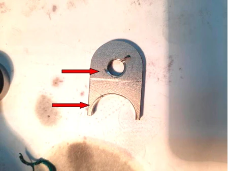 Фото 60. Повреждения на вилке привода скользящих втулок – показано красными стрелками