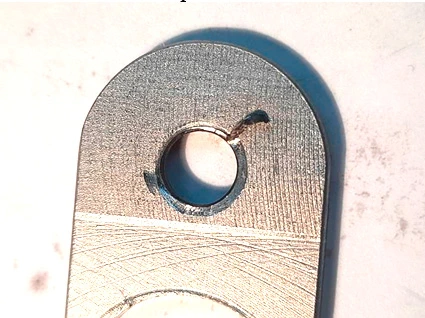 Фото 61. Повреждения на вилке привода скользящих втулок в месте её крепежа в виде смятия металла с образованием металлических «заусенцев»