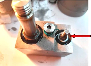 Фото 63. Поршень регулировки производительности насоса – показан красной стрелкой